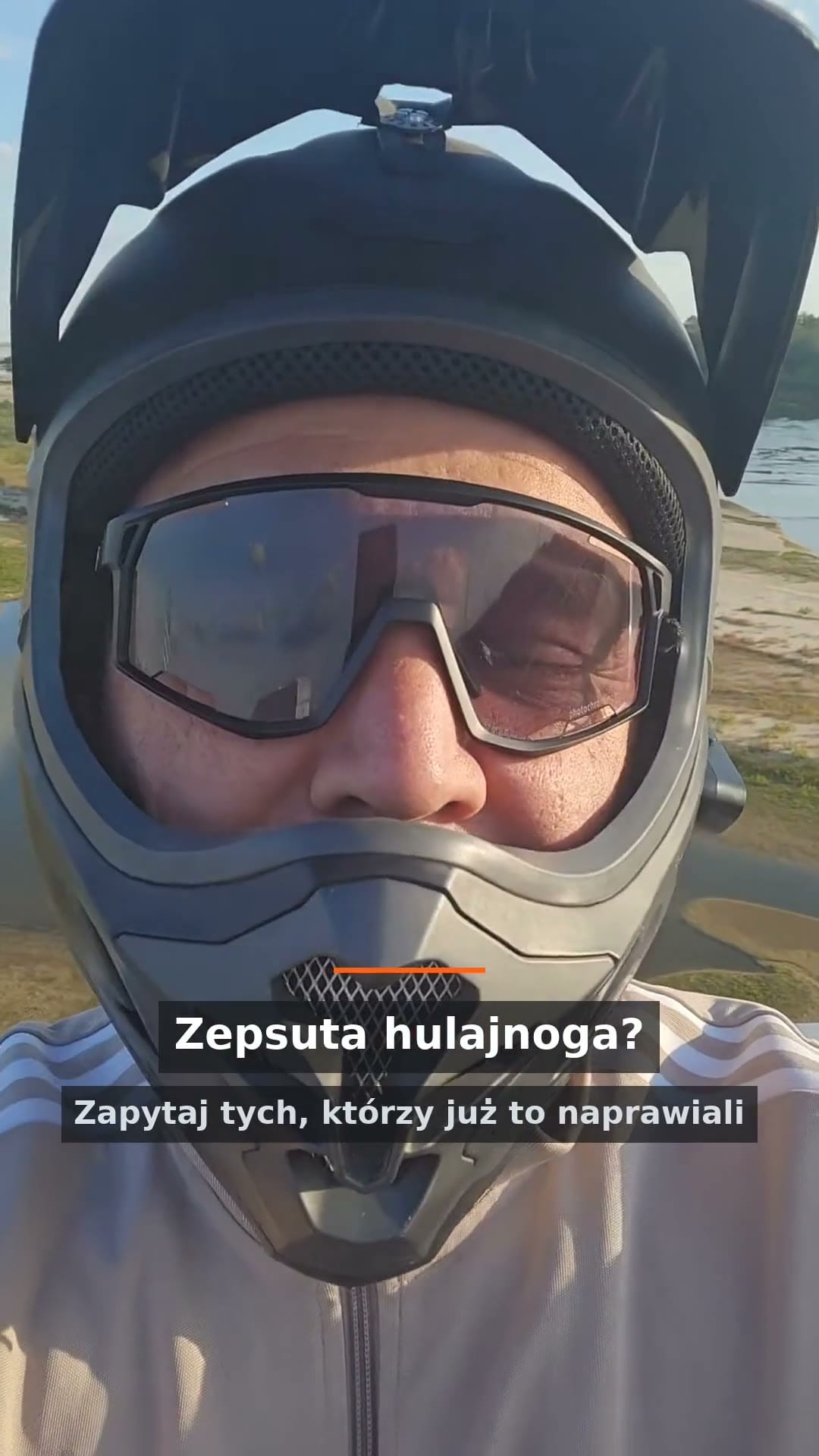 Kask Bluegrass z goglami na tle Wisly - kadr z trasy na hulajnodze KUKIRIN, wrzesien 2026