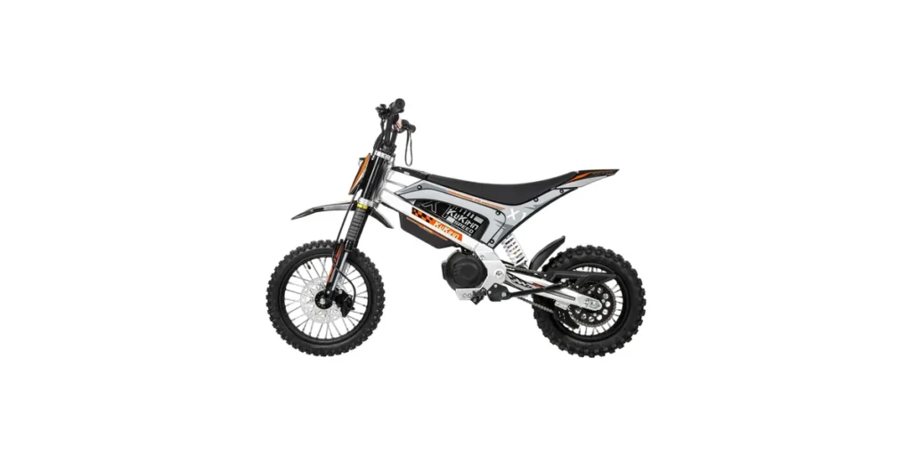 Elektryczny motocykl terenowy KuKirin X1 z profilu: silnik centralny 1000 W z napędem łańcuchowym, akumulator 48 V 20,8 Ah w ramie, koła terenowe 14 cali z przodu i 12 cali z tyłu, hamulce tarczowe