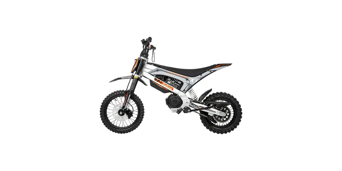 Elektryczny motocykl terenowy KuKirin X1 z profilu: silnik centralny 1000 W z napędem łańcuchowym, akumulator 48 V 20,8 Ah w ramie, koła terenowe 14 cali z przodu i 12 cali z tyłu, hamulce tarczowe